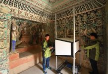 Cina, restauratori al lavoro per preservare le grotte di Mogao