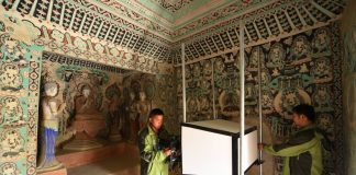 Cina, restauratori al lavoro per preservare le grotte di Mogao
