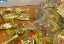 Cinque chili di cocaina nascosta nei biscotti della fortuna, arrestata a Fiumicino