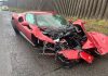 Perde il controllo sul bagnato e si schianta con la Ferrari da 300mila euro: lui illeso, l’auto a pezzi