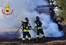 Ostiglia, mezzo agricolo in fiamme nel campo lungo la Statale 12