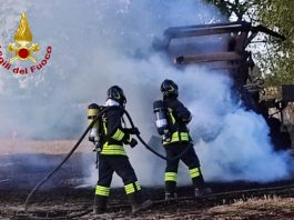 Ostiglia, mezzo agricolo in fiamme nel campo lungo la Statale 12
