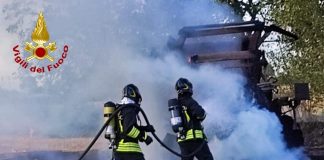 Ostiglia, mezzo agricolo in fiamme nel campo lungo la Statale 12
