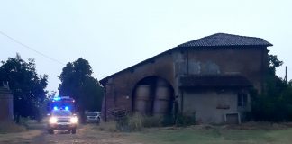 Gonzaga, fulmine sulla casa: boato come una bomba, famiglie in fuga