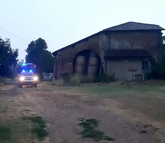 Gonzaga, fulmine sulla casa: boato come una bomba, famiglie in fuga