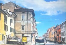 Malore alla guida in Pradella, 49enne finisce col camioncino contro un’abitazione