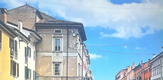 Malore alla guida in Pradella, 49enne finisce col camioncino contro un’abitazione