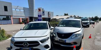 Mantova, scontro tra auto in via Brescia: 53enne trasportata al “Poma”