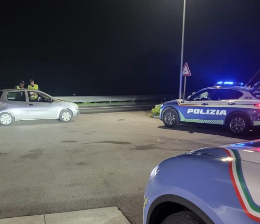 Alcol alla guida, controlli della Stradale: ritirate cinque patenti nel weekend