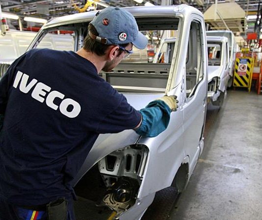 Suzzara, riapre l’Iveco dopo le ferie. Incognite sull’Opa Tata: lavoratori in allerta