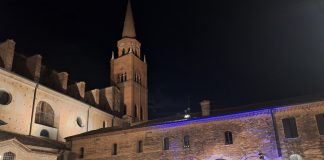 Da “4/3/1943” a “Caruso”: Buffa incanta piazza Alberti raccontando Lucio Dalla