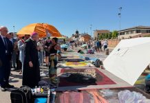 Grazie, il vescovo tra i Madonnari: «San Francesco ci insegni pace, umanità e fiducia»
