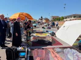 Grazie, il vescovo tra i Madonnari: «San Francesco ci insegni pace, umanità e fiducia»