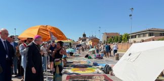 Grazie, il vescovo tra i Madonnari: «San Francesco ci insegni pace, umanità e fiducia»