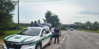 Sperona la Polizia Locale per fuggire e scappa tra sorpassi e contromano: denunciato 30enne