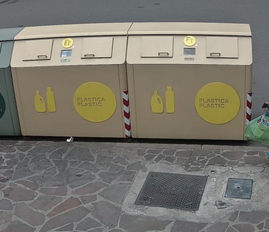 Mantova, telecamere inchiodano il furbetto dei rifiuti in via Cavour: 500 euro di multa