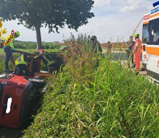 San Martino Dall’Argine, auto si ribalta: 75enne estratto dai Vigili del Fuoco