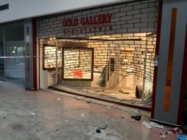 Spaccata notturna alla Gold Gallery del centro commerciale Ipercoop di Guastalla