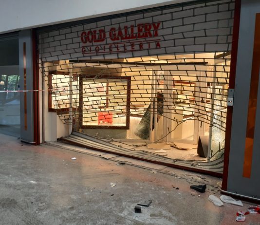 Spaccata notturna alla Gold Gallery del centro commerciale Ipercoop di Guastalla