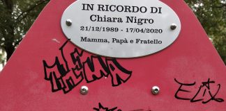 Moglia, targhetta deturpata sulla giostrina dedicata a Chiara Nigro: l’indignazione del padre