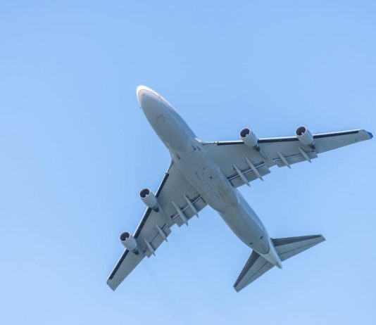 Aereo atterra e pilota vede un ‘oggetto volante’: “Era un Ufo”