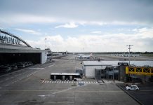 Milano, mezzo urta muso di un aereo a Linate: disagi già rientrati
