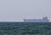 Iran, petroliera in fiamme al largo dell’Arabia Saudita: colpita da ‘proiettile non identificato’