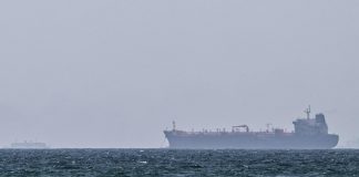 Iran, petroliera in fiamme al largo dell’Arabia Saudita: colpita da ‘proiettile non identificato’