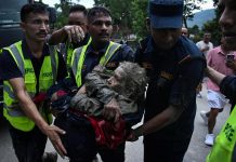 Alluvione in Nepal, almeno 165 morti e 823 dispersi. USGS: “Collassato un ghiacciaio”