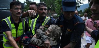Alluvione in Nepal, almeno 165 morti e 823 dispersi. USGS: “Collassato un ghiacciaio”