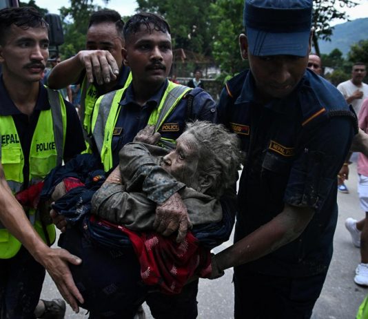 Alluvione in Nepal, almeno 165 morti e 823 dispersi. USGS: “Collassato un ghiacciaio”