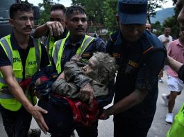 Alluvione in Nepal, almeno 165 morti e oltre 1.300 dispersi. USGS: “Collassato un ghiacciaio”