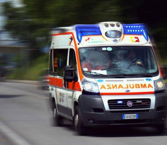 Furgone con braccianti a bordo si ribalta nel Foggiano, un morto e 7 feriti