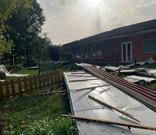 Tromba d’aria sul Mantovano: tetti scoperchiati, piante cadute e blackout. Uomo travolto da albero