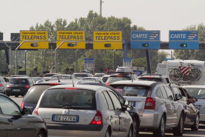 auto_in_coda_al_casello