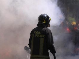 Roma, incendio a Tor di Valle: chiuso tratto della via del Mare verso Ostia. Deviazioni e lunghe code