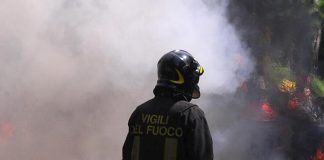 Roma, incendio a Tor di Valle: chiuso tratto della via del Mare verso Ostia. Deviazioni e lunghe code