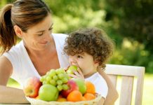 Caldo e bambini, il menù anti-afa dei pediatri: “Più acqua, frutta e pasti leggeri”