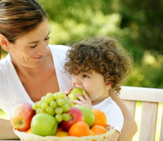 Caldo e bambini, il menù anti-afa dei pediatri: “Più acqua, frutta e pasti leggeri”