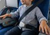 Bambino non vuole di allacciarsi la cintura prima del decollo, volo cancellato