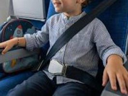 Bambino non vuole di allacciarsi la cintura prima del decollo, volo cancellato