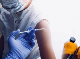 Vaccini ai bambini, tutti contro Trump: “Perderà guerra ai virus, nuovo ordine esecutivo una follia”