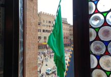 Palio di Siena, esposta bandiera verde: rinviato a domani per maltempo