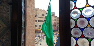 Palio di Siena, esposta bandiera verde: rinviato a domani per maltempo