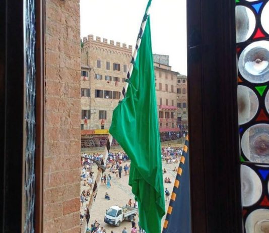 Palio di Siena, esposta bandiera verde: rinviato a domani per maltempo