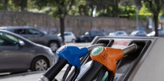Carburanti, governo proroga sconto sulle accise fino al 5 settembre. Tensioni Fi-Lega su extraprofitti