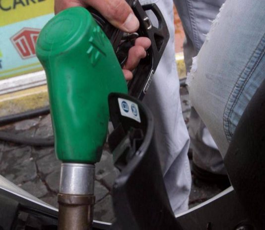 Carburanti, accelera calo prezzi benzina e diesel