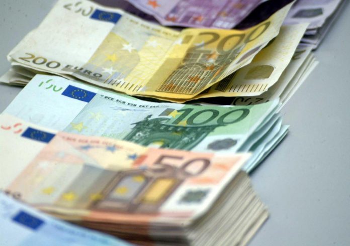bergamo_bg_banche_soldi_euro_contanti_contenggio_soldi