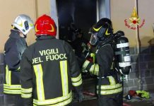 Bologna, incendio in palazzo di quattro piani: 7 adulti e due bambini in ospedale