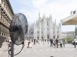 Caldo, il trucco contro l’umidità in casa usando… un cucchiaio